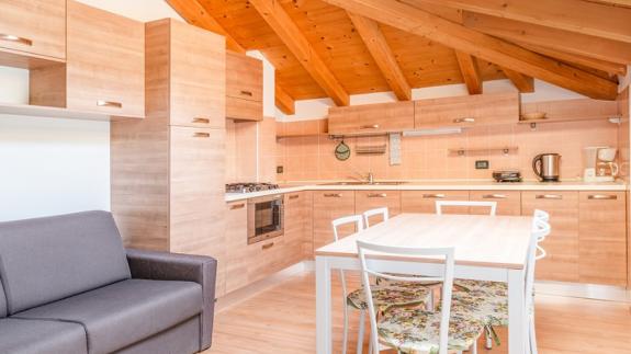 ingerichte keuken en balkon zwembad