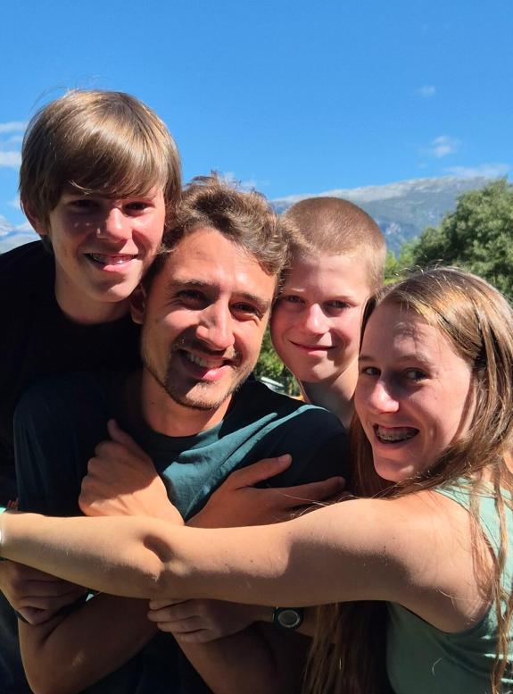 Kids in de Bergen op hikingreis met een van onze teamleden