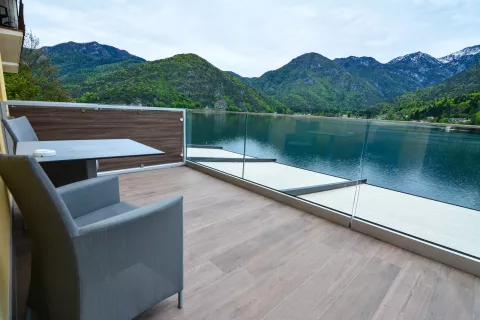 balkon hotel zicht op het meer 